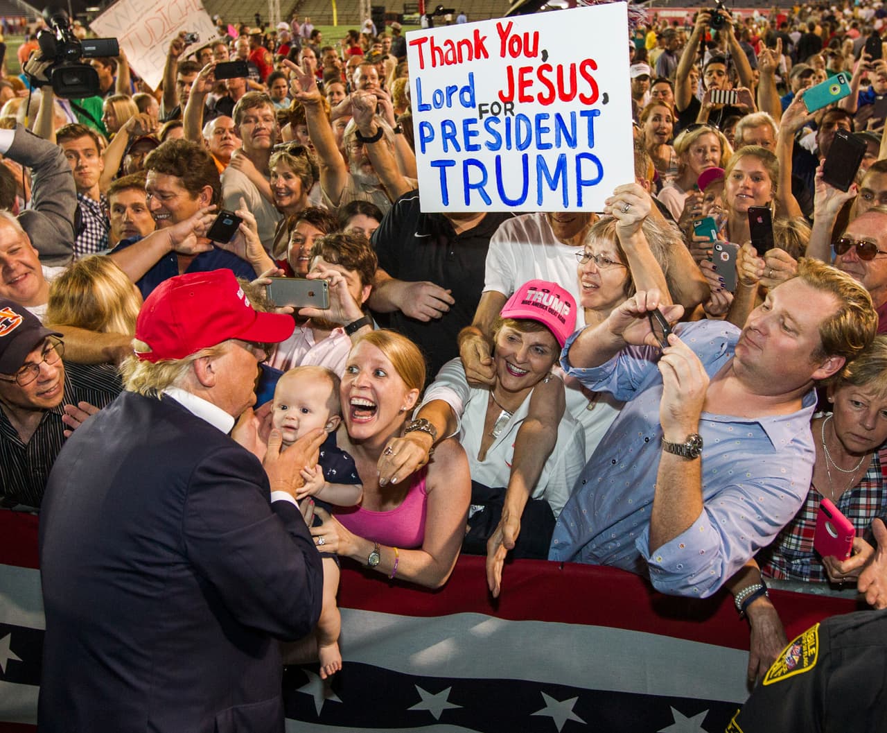 <b>Un baño de multitud que sorprende a todos.</b> El mitin en 
<b><a href="http://www.univision.com/noticias/destino-2016/donald-trump-se-da-bano-masas-en-alabama">Mobile, Alabama,</a></b> uno de los primeros actos masivos del empresario aspirante, tuvo que ser cambiado a un lugar de mayor aforo a última hora por la cantidad de seguidores que se presentaron. "Vamos a hacer a América mejor que nunca, prometió a los presentes. 21 de agosto de 2015.