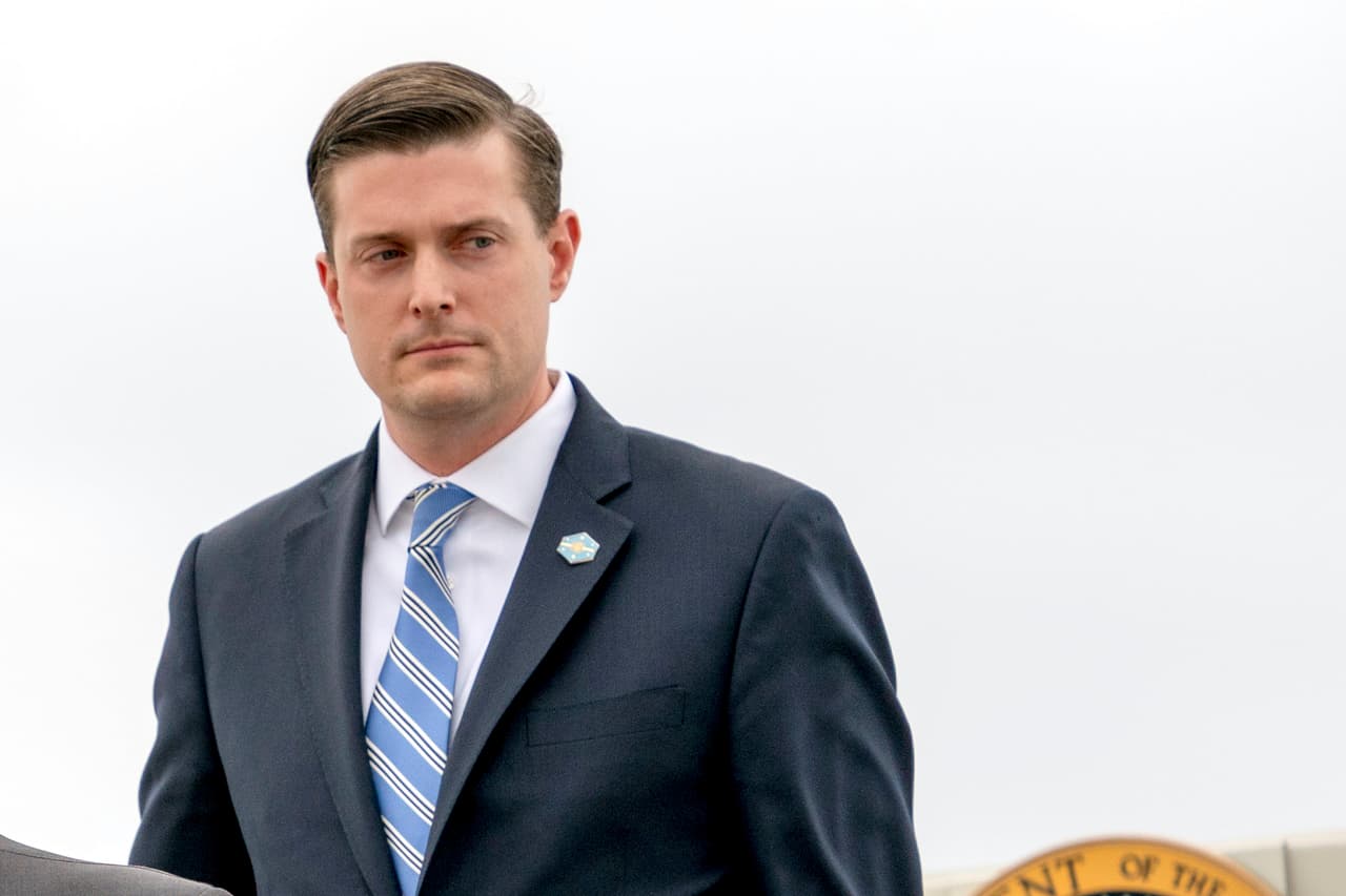 <b>Rob Porter</b>, 
<b>secretario de gabinete de la Casa Blanca </b>y un importante colaborador del presidente 
<b><a href="https://www.univision.com/temas/donald-trump" target="_blank">Donald Trump</a></b>, anunció su renuncia el 7 de febrero de 2018. 
<a href="https://www.univision.com/noticias/politica/un-alto-funcionario-de-la-casa-blanca-renuncia-tras-acusaciones-de-abuso-fisico-de-sus-dos-exesposas">Denuncias de abuso físico por parte de sus dos exesposas habían trascendido a la opinión pública</a> pero el asesor negó las acusaciones.