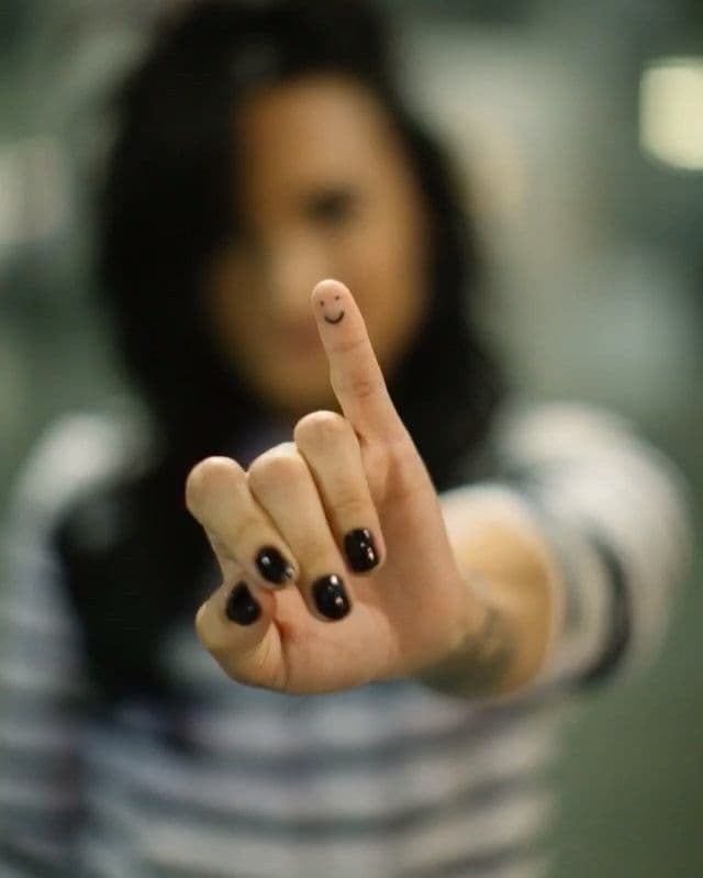 “Porque la vida es muy corta como para no tatuar tu meñique”, escribió la cantante de 26 años.
<br>