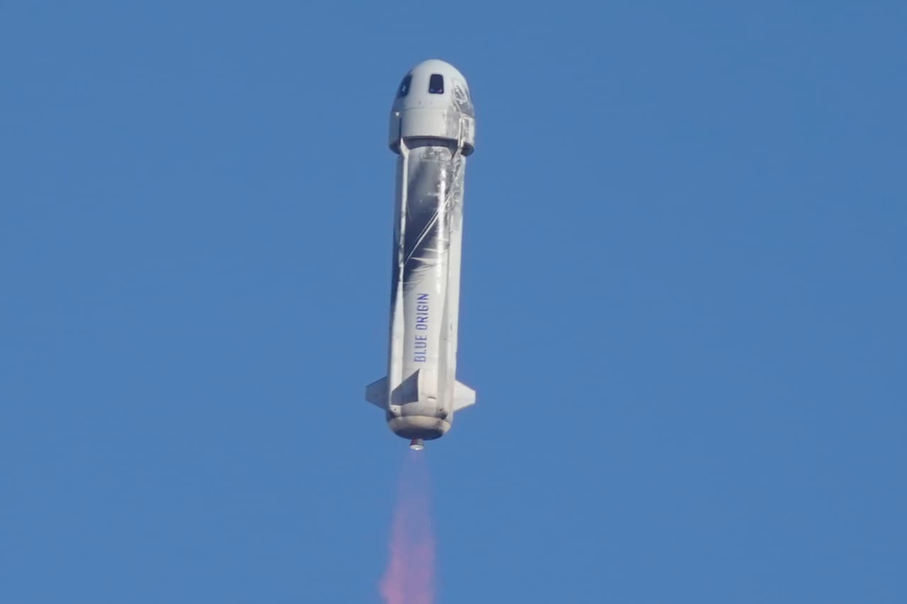 El cohete y la cápsula de camino a la estratósfera. Willian Shatner viajó con Chris Boshuizen, Audrey Powers y Glen de Vries. Dos de ellos pagaron por sus asientos, como turistas espaciales. Shatner, en cambio, fue invitado por Bezos, quien dice ser un gran fanático de 'Viaje a las Estrellas'.