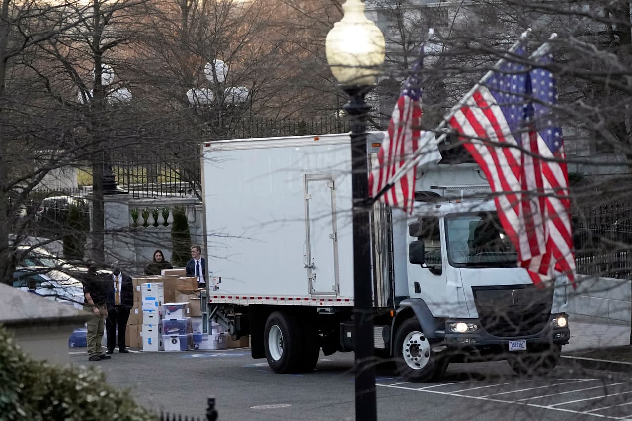 Un camión de mudanzas en la Casa Blanca. No se sabe si Trump le escribirá una carta a Biden para dejarla sobre el escritorio presidencial en la Oficina Oval. Algunos de sus asesores le han animado a pensar en continuar con esta tradición. 
<br>