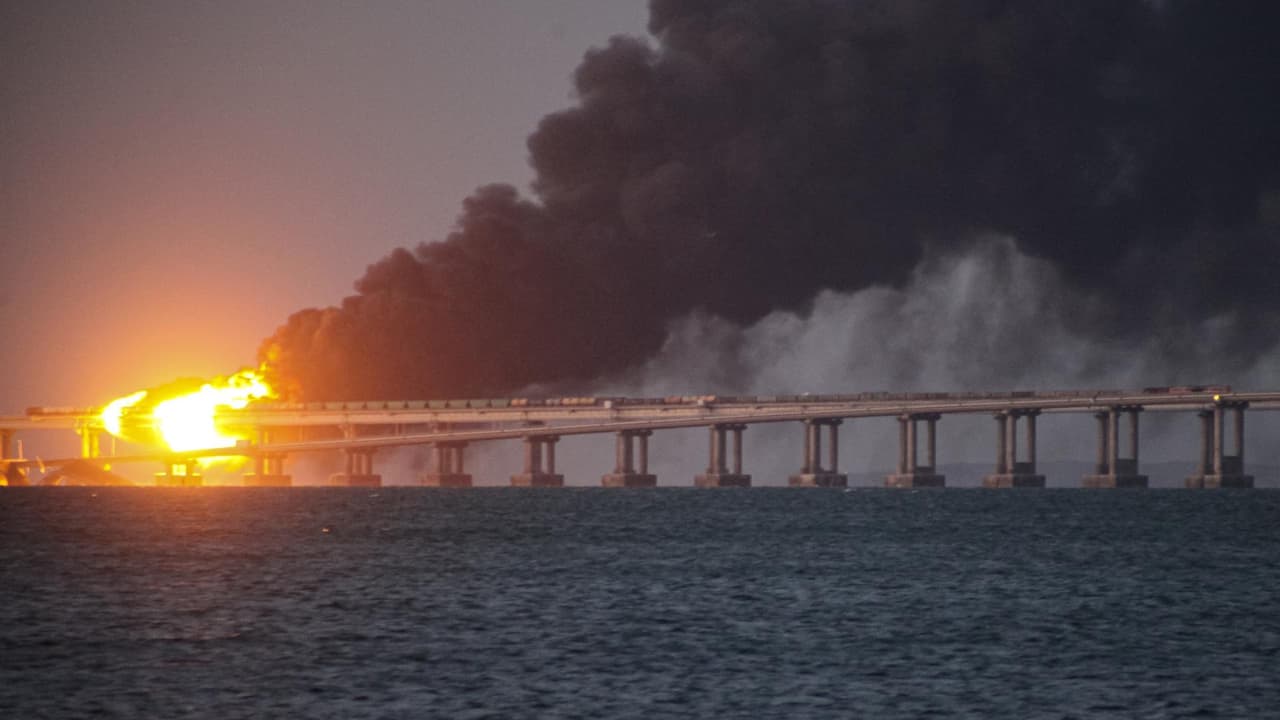 Video: La detonación deja a Rusia sin la única vía de acceso terrestre a Crimea, territorio ucraniano que actualmente se encuentra bajo el poder político de Vladimir Putin. Un alto asesor de Volodymyr Zelensky dio a entender que esta acción pudo haberse tratado de un ataque de su estructura militar, pero aún no hay una confirmación oficial.