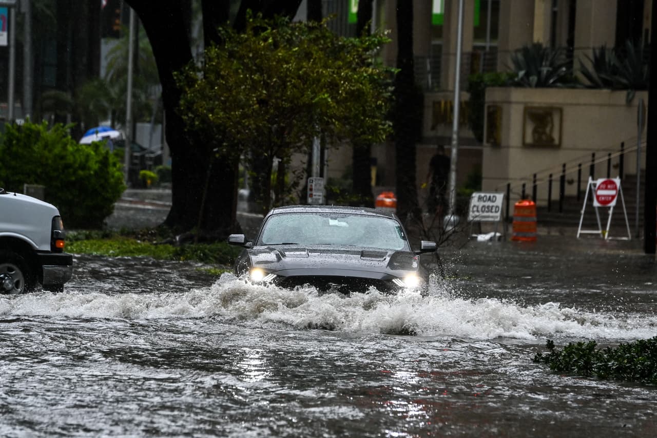 La tormenta tropical Eta trajo a Miami-Dade y Broward cantidades de lluvia que no se veían hace más de 20 años, y el martes en horas de la tarde algunos lugares todavía permanecían inundados. 
<br>