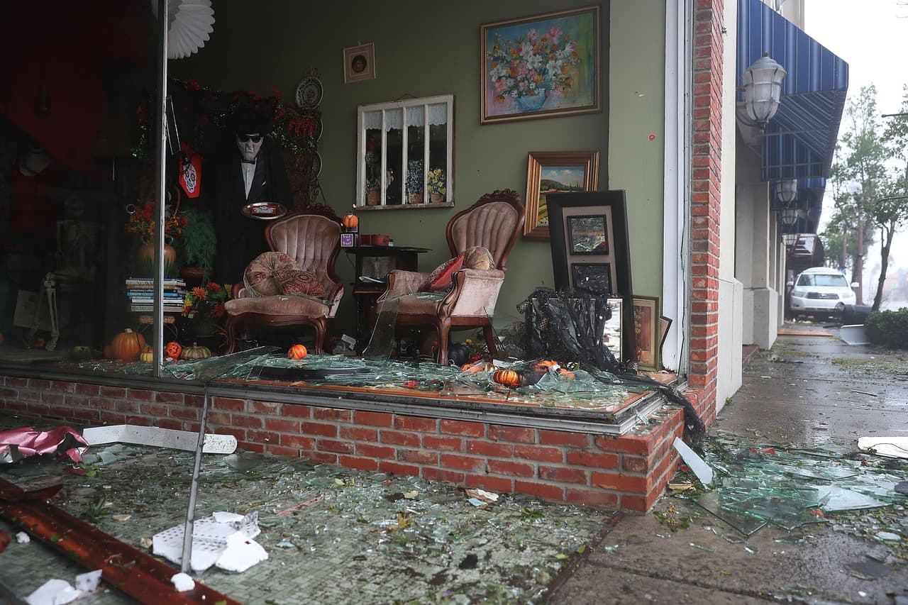 Las vidrieras destruidas en una tienda de Panama City.