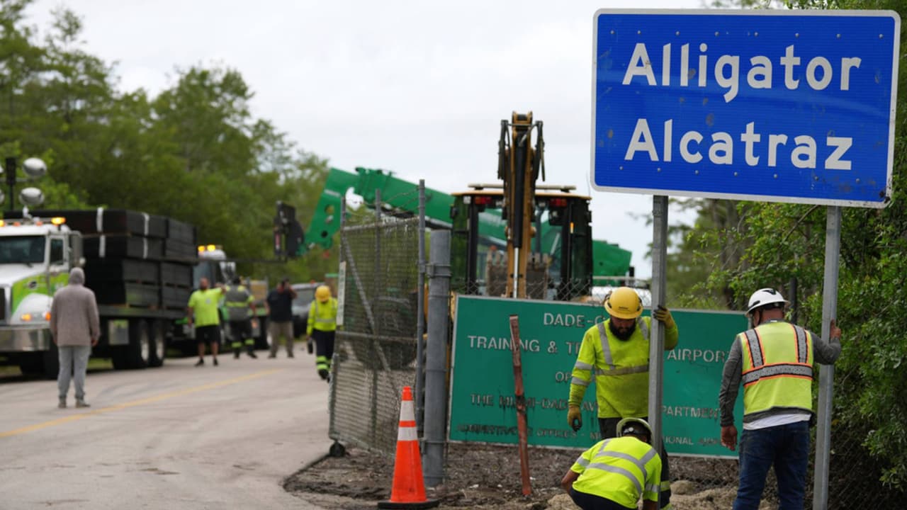 Alcaldesa de Miami-Dade pide monitorear centro de detención de migrantes de los Everglades