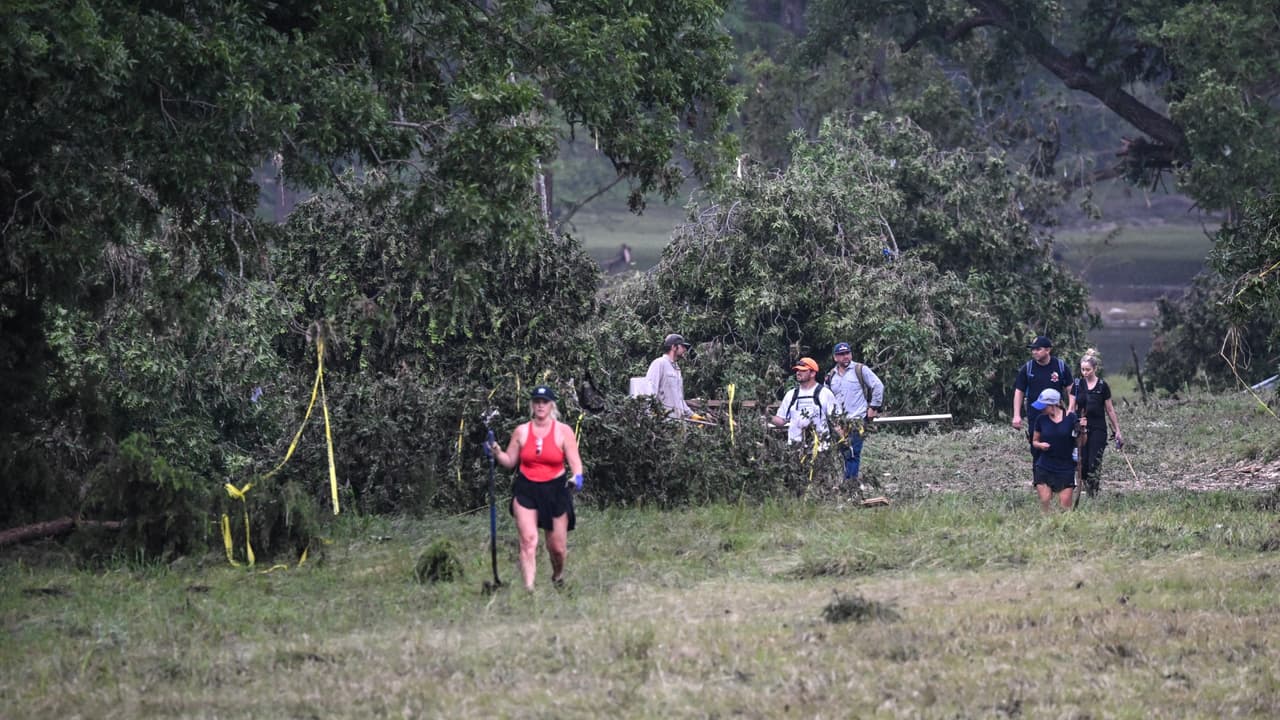 “Familias enteras han desaparecido”: no cesa la búsqueda para encontrar sobrevivientes en Texas