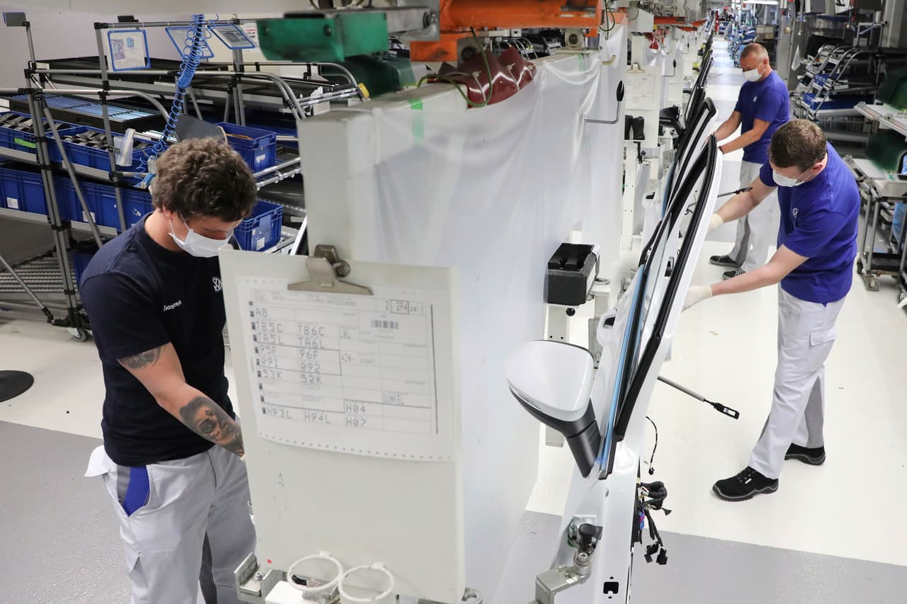 <h3 class="cms-H3-H3"><b>En Europa…</b></h3>
<br>
<br>La producción del nuevo carro eléctrico ID 3 de Volkswagen fue reanudada en la planta de Zwickau, Alemania. Por ahora, el objetivo de Volkswagen es construir 50 unidades al día, un tercio de la producción habitual.
<br>