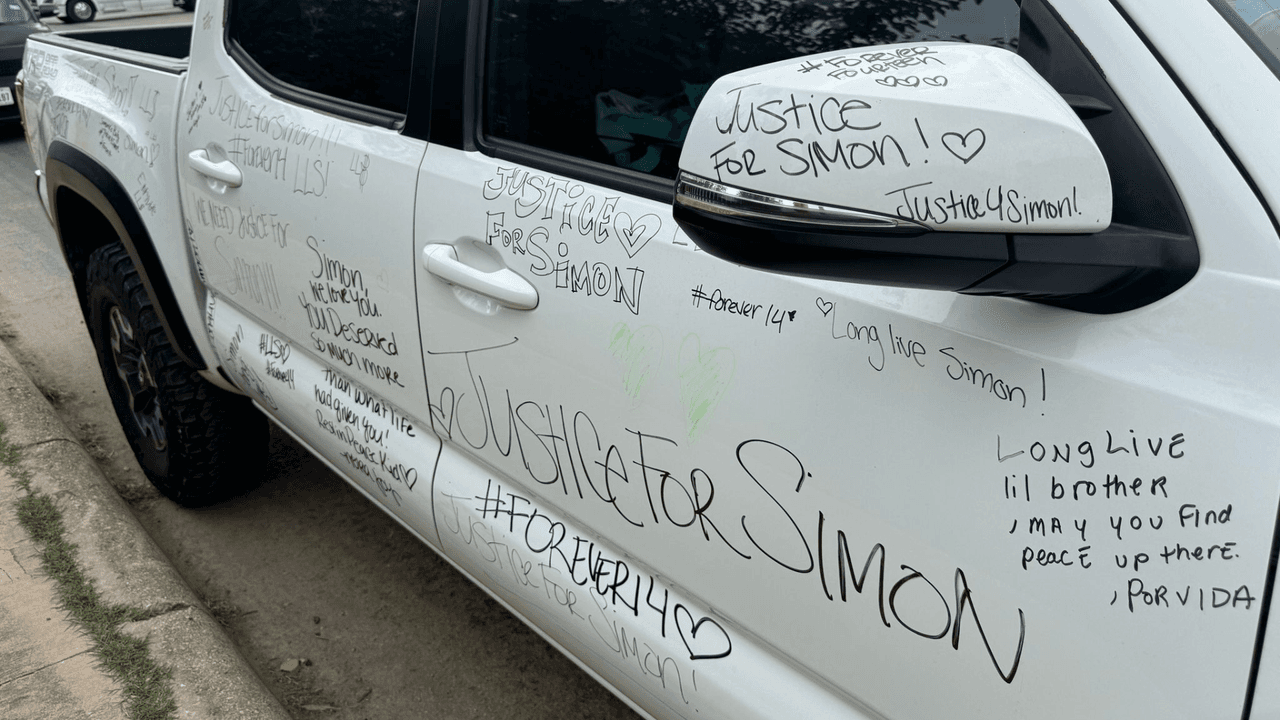 <b>Una persona también se quejó de la falta de presencia de funcionarios públicos en este caso.</b>
<br>
<br>"La verdad no hay mucho apoyo. Ni uno de ellos viene. Esta mujer que es ahorita, la councilwoman (concejal del distrito 5), Teri Castillo. La oficina me dijo que va a venir y va a hablar con la mamá. Nunca viniste. Anda en la Fiesta (San Antonio). Estos niños son peligrosos y todavía están libres en la calle", acusó Regina Guevara, una organizadora comunitaria.