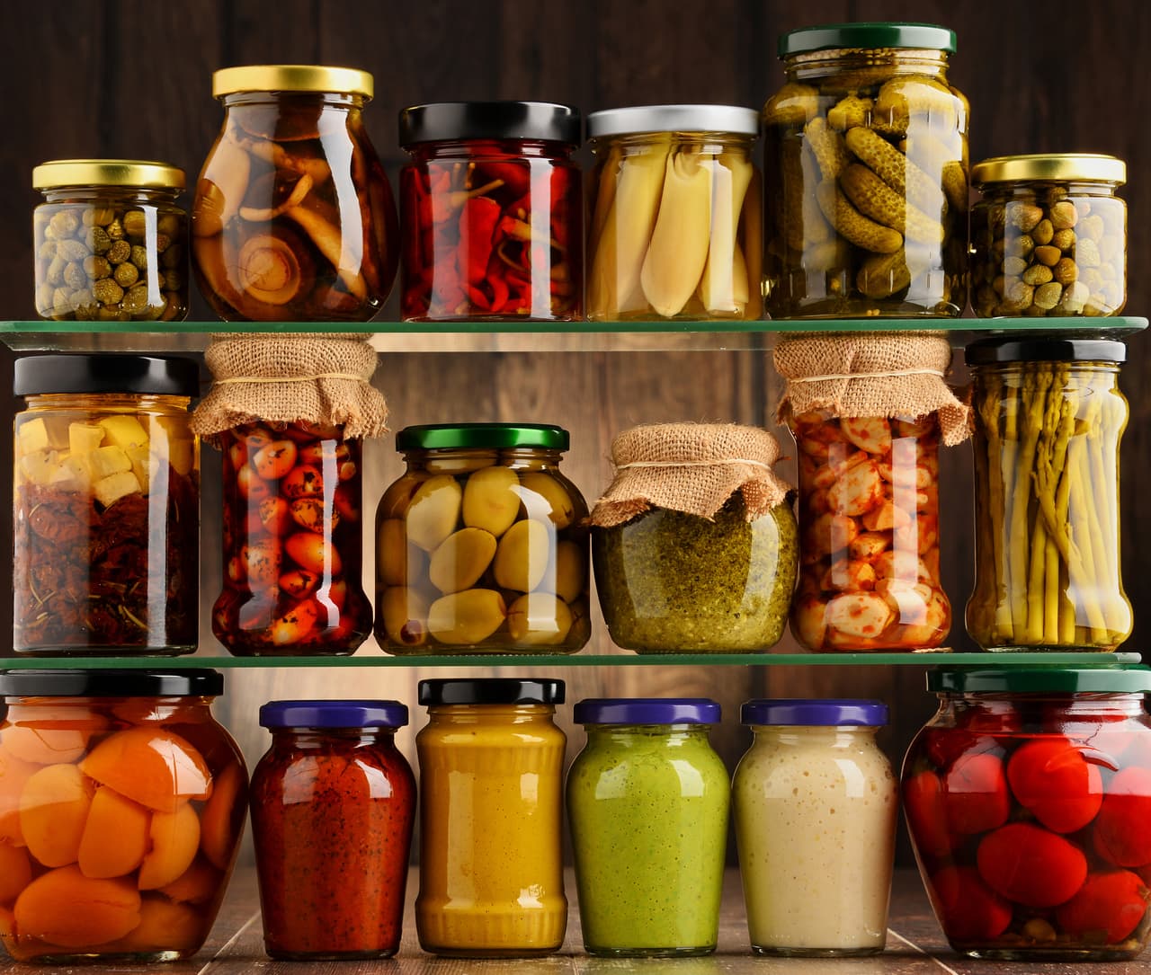 2. No compres más recipientes de plástico, reusa los que tienes (especialmente deja de comprar botellas de agua).