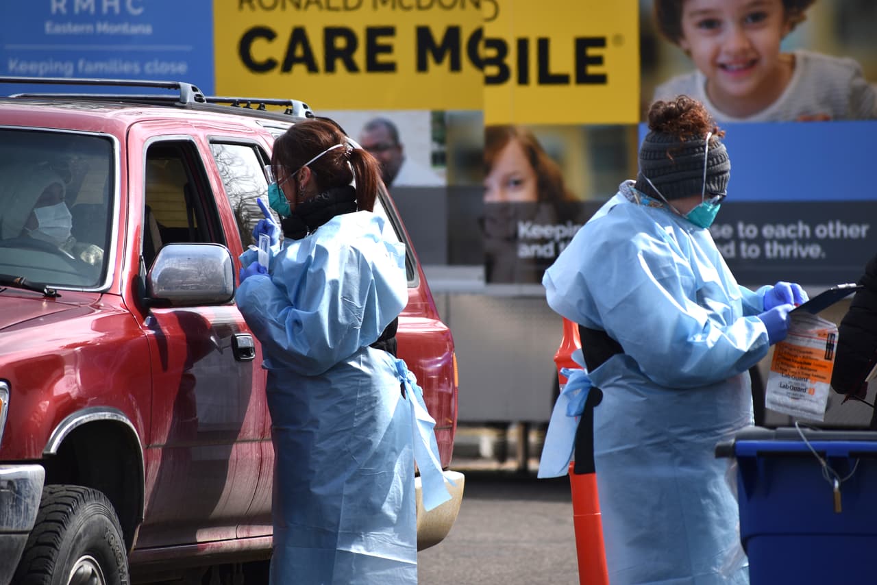 <b>Cada vez más estados realizan exámenes contra en coronavirus desde el auto. </b>Ciudades de todo el país se suman a la modalidad de las pruebas desde el auto para descartar el
<a href="https://www.univision.com/temas/coronavirus"> <u>covid-19</u></a>. En esta fotografía un centro de exámenes en Billings, Montana, el 20 de marzo. 
<a href="https://www.univision.com/noticias/salud/mapa-actualizado-del-coronavirus-covid-19-cifras-de-casos-confirmados-y-fallecidos-en-eeuu-america-latina-y-el-resto-de-los-paises-del-mundo">Vea aquí nuestro mapa actualizado del coronavirus: cifras de casos confirmados y fallecidos </a>