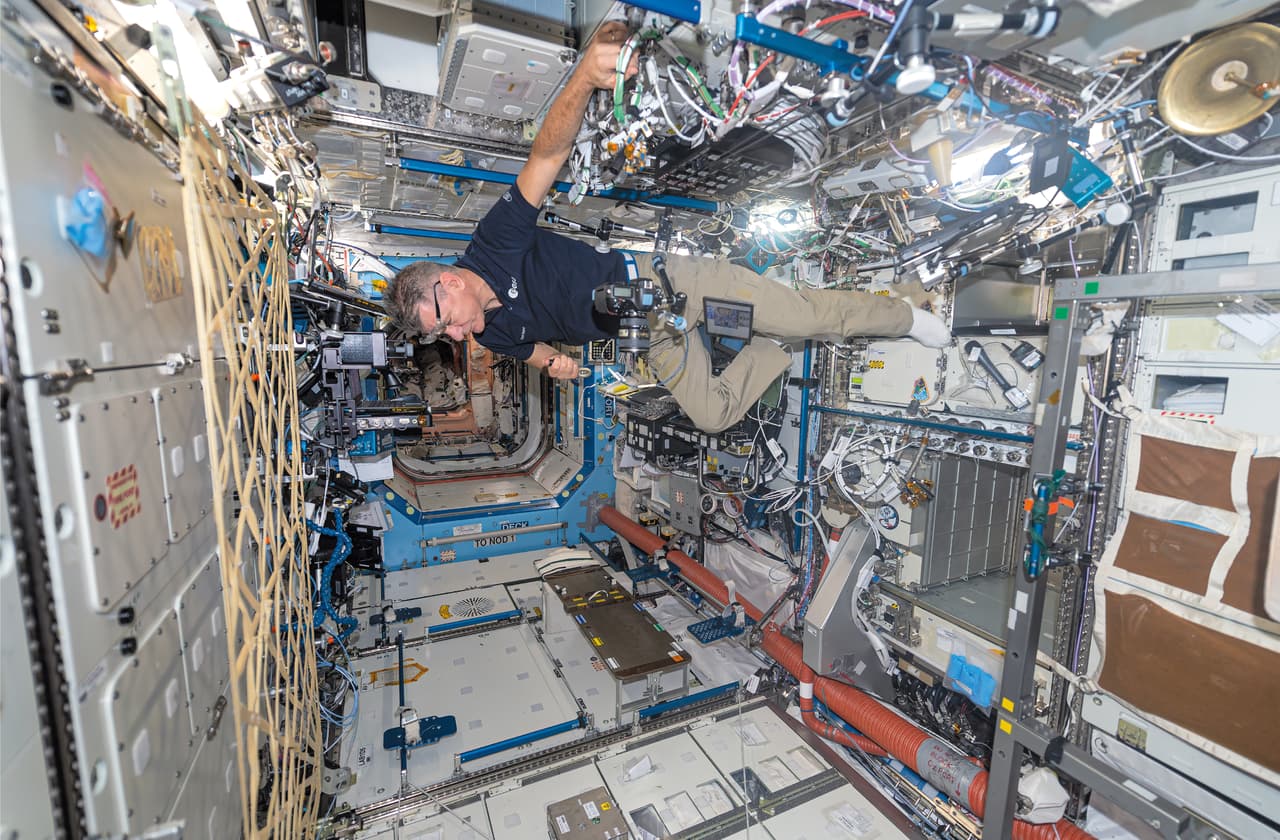 En este complicado año se cumple el 20 aniversario de la presencia humana en el primer laboratorio espacial. El libro ‘Espacio Interior, una exploración visual de la Estación Espacial Internacional’, es una documentación histórica y una investigación arqueológica de un aparato que define nuestro tiempo. 
<a href="https://www.univision.com/noticias/medio-ambiente/la-belleza-de-la-tierra-desde-el-espacio-las-increibles-fotos-de-un-astronauta-de-la-estacion-espacial-internacional-fotos"><u>Vea aquí las impresionantes fotos de la Tierra que tomó un astronauta estadounidense que pasó 203 días en la estación espacial</u></a>.
<br>