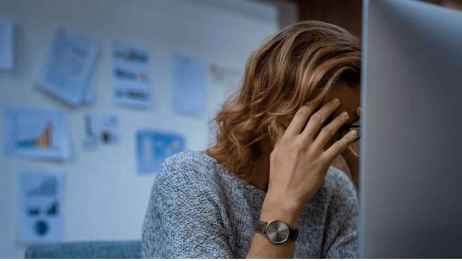 La preocupante tendencia del aumento de suicidios en el lugar de trabajo en EEUU que refleja un problema nacional