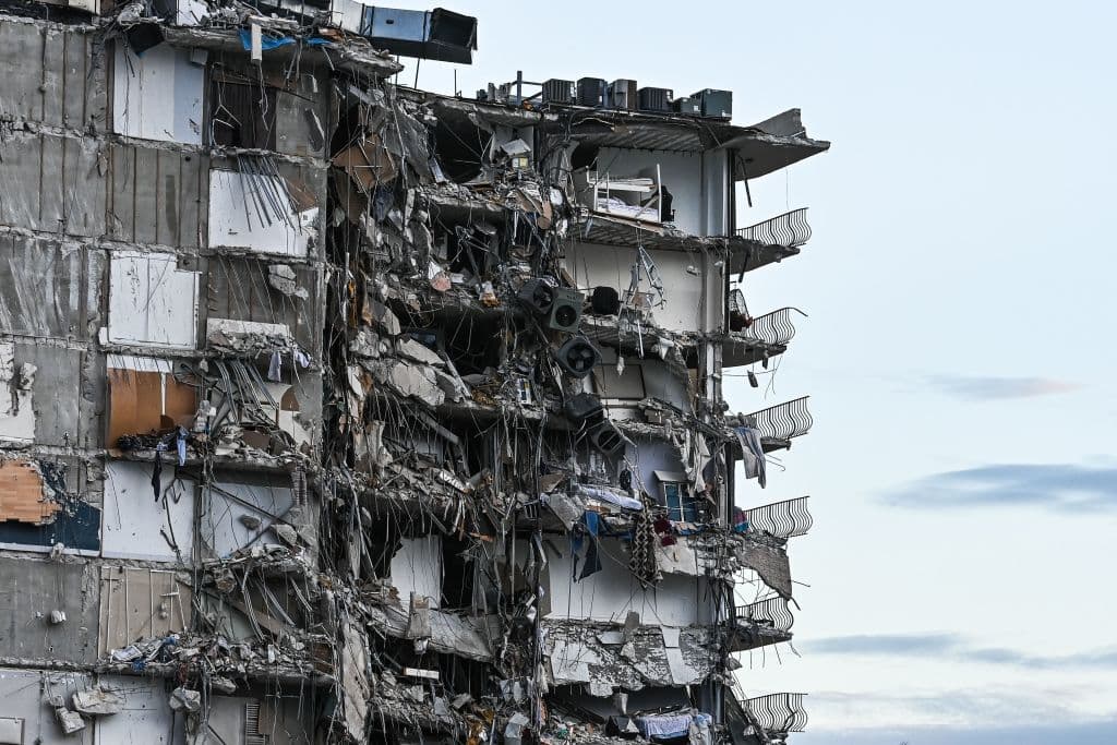 El colapso dejó varios apartamentos expuestos en la zona del edificio que seguía en pie.