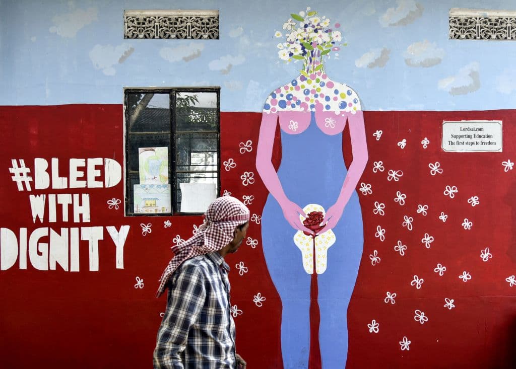 El 
<b>Día de la Higiene Menstrual</b>, que se celebra el 28 de mayo, sirve para concienciar sobre la importancia del acceso a los productos menstruales. En la fotografía, un mural en la India dice 
<b>"sangrar con dignidad"</b> en las paredes de una escuela de niños de pocos recursos.