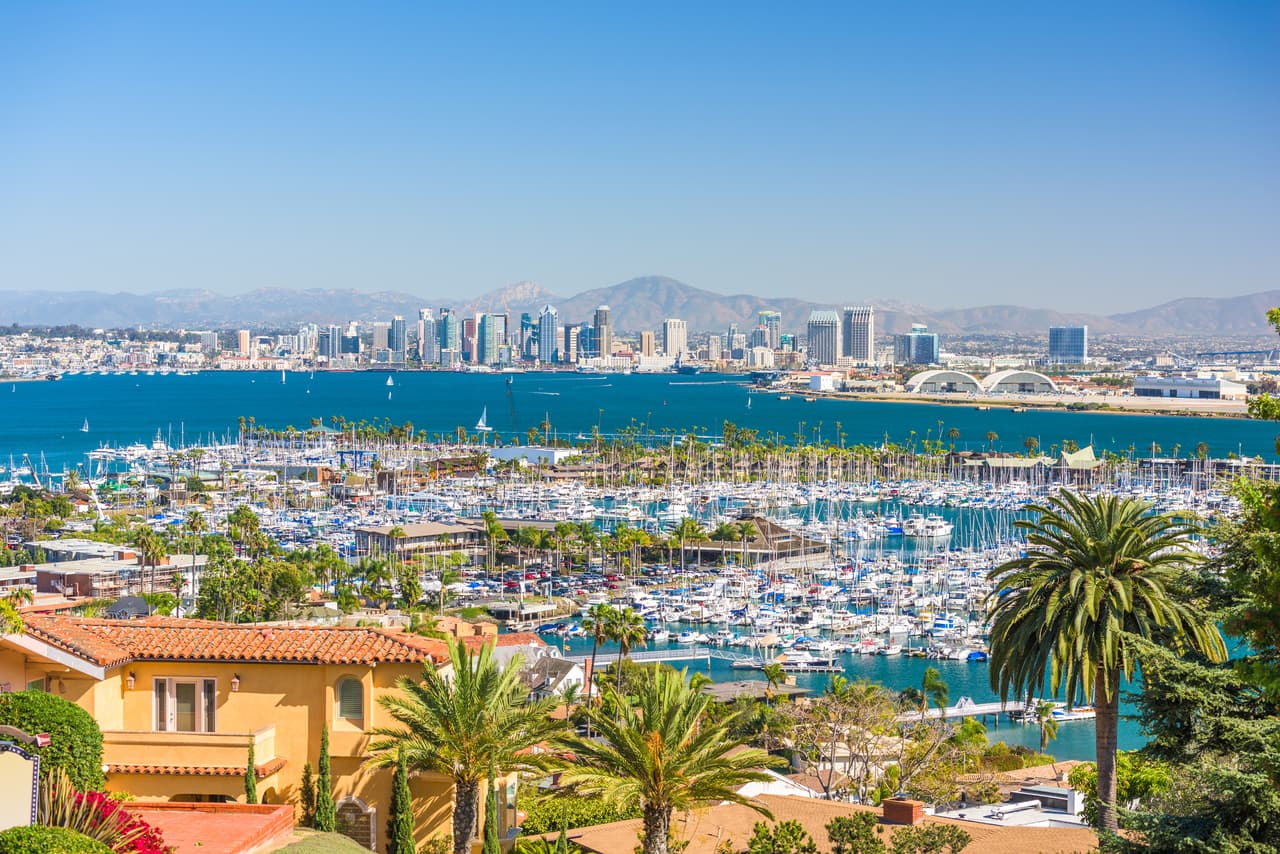 <h3 class="cms-H3-H3">3. San Diego, California</h3>
<br>
<br>➡️ 
<b>Cantidad de personas sin techo: </b>8,427
<br>
<br>Al igual que otras ciudades californianas, San Diego enfrenta una crisis de personas sin techo desde hace décadas, una que ha empeorado en los últimos años. Según Low Income Relief, el alto costo de vida y los salarios estancados son los responsables de esta crisis. Otros factores que contribuyen incluyen la desigualdad económica y los problemas de salud mental. 
<br>