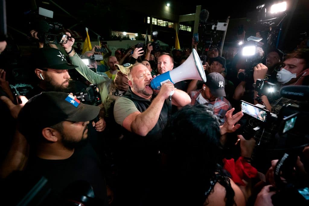 En la imagen puede verse al teórico de la conspiración y conductor de un polémico programa de radio, Alex Jones, hablándole a los congregados en el lugar.
