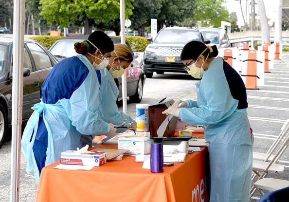 El año nuevo inició con un repunte de covid-19. El 
<a href="https://covid19.sanantonio.gov/Home" target="_blank">Distrito de Salud Metropolitano de San Antonio</a> informó que en tan solo tres días se reportaron 11,528 casos, por lo que
<b> </b>aumentó el nivel de riesgo a "severo". A continuación, 11 lugares donde puedes hacerte la prueba de covid-19 gratis.
<br>
<br>
<i>Univision 41 exhorta a todas las personas que llamen y verifiquen la actualización de los sitios de pruebas en <a href="https://covid19.sanantonio.gov/What-YOU-Can-Do/Testing">https://covid19.sanantonio.gov/What-YOU-Can-Do/Testing </a>o al hacer <a href="https://covid19.sanantonio.gov/What-YOU-Can-Do/Testing" target="_blank">clic aquí. </a></i>