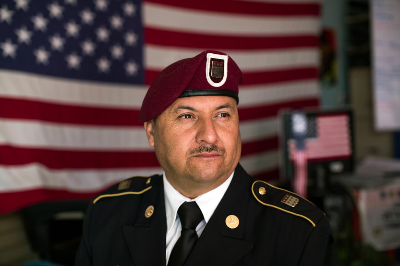 <b>Veterano de regreso. </b>A pesar de haber servido en el ejército de Estados Unidos, desde 1996 cientos de exmilitares han sido deportados a sus países de origen. 
<b> <a href="https://www.univision.com/noticias/inmigracion/en-fotos-veteranos-de-guerras-estadounidenses-que-viven-del-otro-lado-del-muro-fotos">Héctor Barajas fue llevado a EEUU cuando era un niño</a></b> y en 1984 obtuvo la residencia legal. Cuando cumplió 18 años, se alistó en el ejército donde sirvió durante seis años. Salió del ejército con honores en 2001, pero luego fue condenado por disparar una pistola en un vehículo. Fue deportado. Un perdón concedido por el gobernador de California, Jerry Brown, en abril de 2017, abrió las puertas a Barajas y otros veteranos deportados para que obtener la ciudadanía estadounidense.