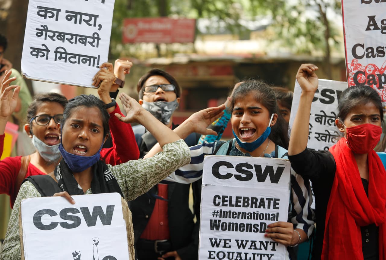 <b>“Queremos igualdad”</b>, uno de los mensajes vistos en una manifestación de mujeres campesinas en Nueva Delhi, India. El grupo protestaba una serie de nuevas leyes de la agricultura en ese país.