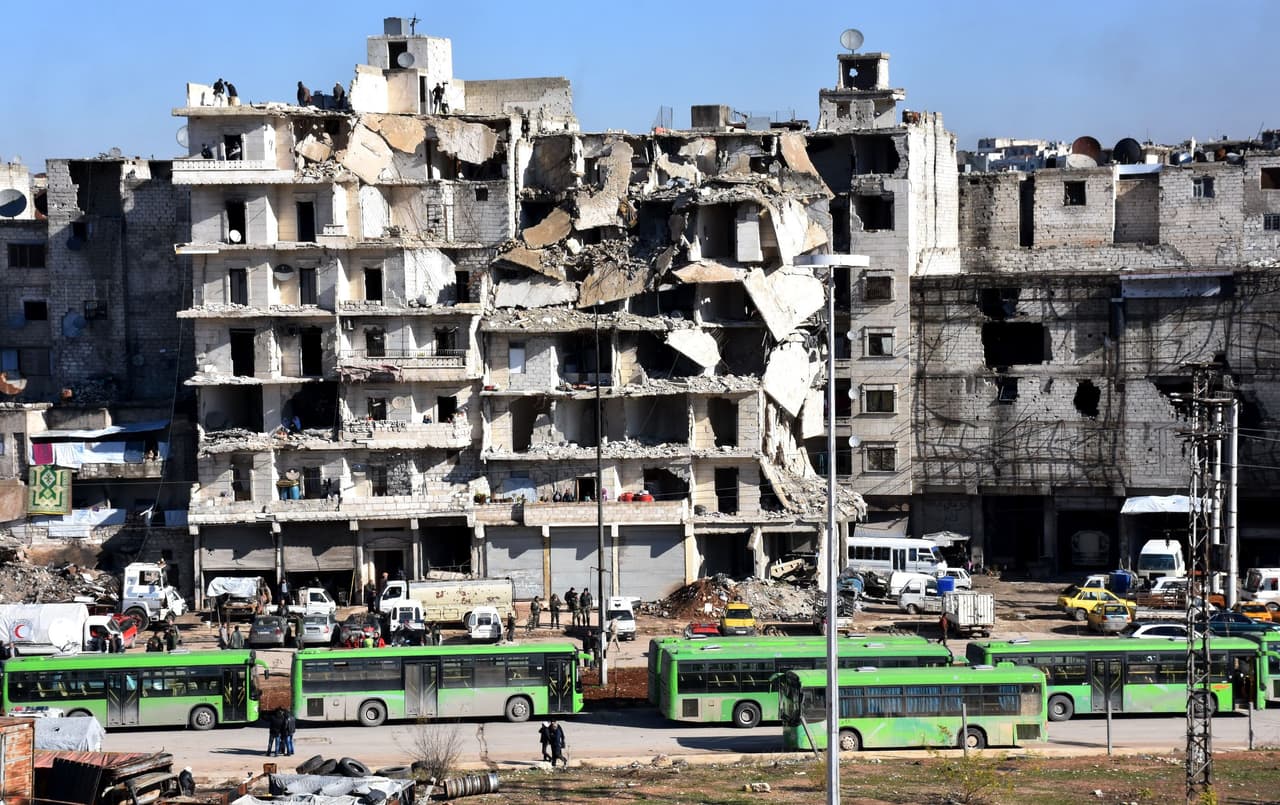 El convoy de ambulancias y autobuses abandonó el territorio rebelde en Alepo en las primeras evacuaciones bajo un acuerdo entre los dos bandos y la Media Luna Roja. Las fuerzas del presidente Bashar al Asad están recuperando el control completo de la ciudad.