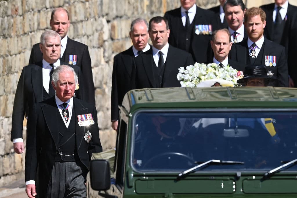 <b>Separados</b>. Los dos hijos de la princesa Diana y el príncipe Carlos caminaron separados por su primo Peter Phillips durante todo el cortejo fúnebre de 
<a href="https://www.univision.com/noticias/mundo/funeral-principe-felipe-ceremonia-duque-edimburgo-fotos">la despedida a su abuelo el duque de Edimburgo. </a>
<br>
