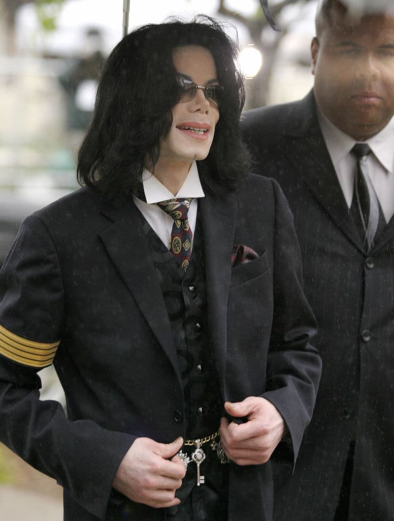 Tal vez miles de niños no sepan hoy día quién fue 
<b><a href="https://www.univision.com/local/los-angeles-kmex/fanaticos-de-michael-jackson-en-los-angeles-conmemoran-el-decimo-aniversario-su-muerte-video" target="_blank">Michael Jackson, el 'rey del pop', que hace 15 años murió en Los Ángeles,</a></b> California. Sin embargo, más tarde que temprano en sus vidas conocerán sobre 
<b>el legado inmortal de este genio musical</b>. Y algunos, incluso, podrán contar 
<b>cómo el artista inspiró a su hijo mayor, Prince Jackson</b>, para que junto a 
<b>Santa Claus</b> transformara su Navidad este 2024.