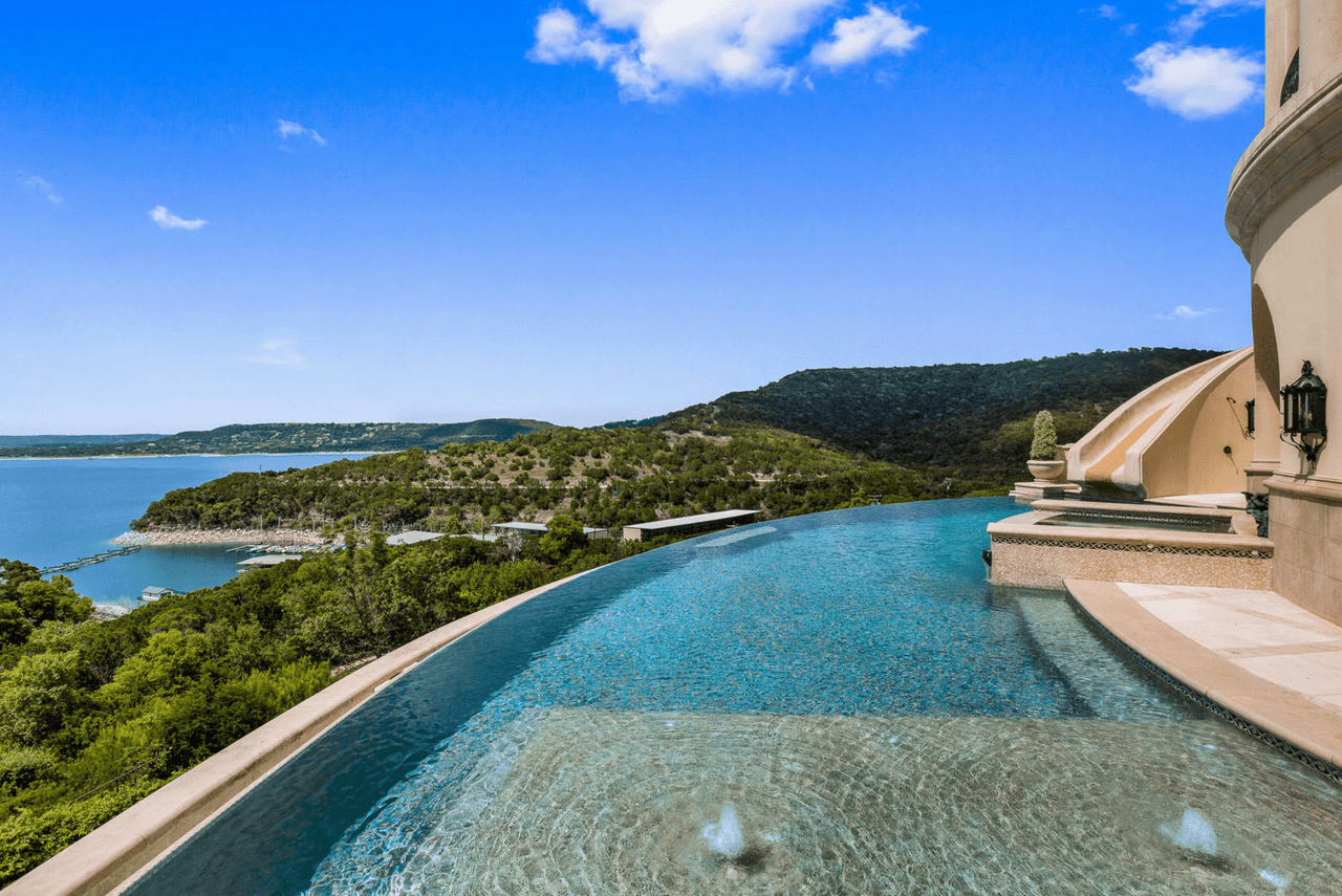 Una de las piscinas que da al lago Travis.