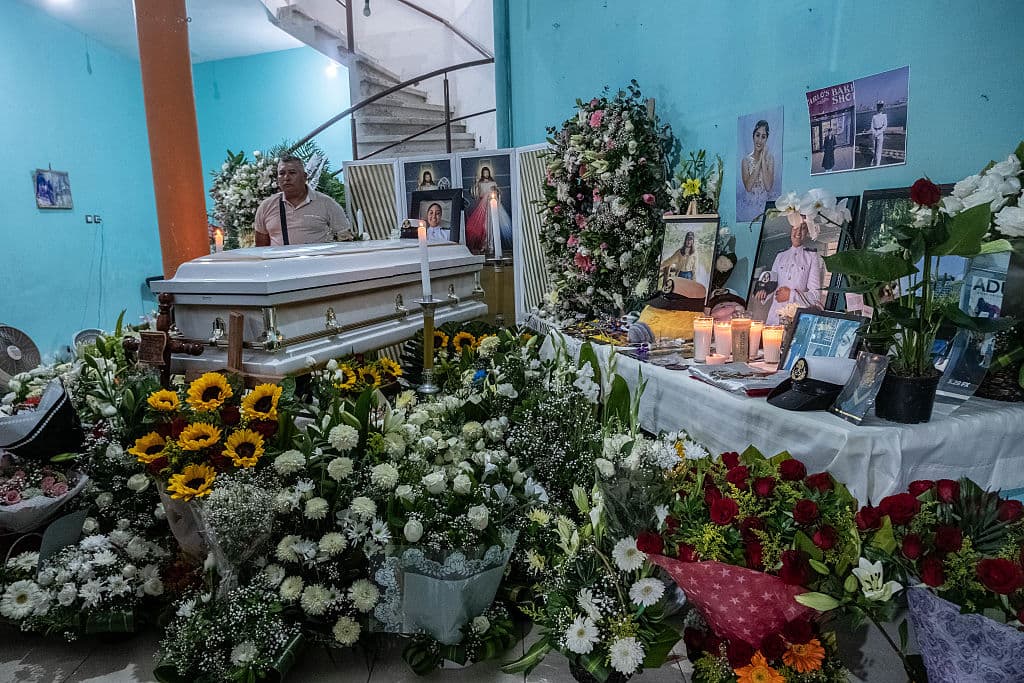 El ataúd con los restos de 
<b><a href="https://www.univision.com/local/nueva-york-wxtv/la-joven-cadete-que-murio-en-el-choque-del-cuauhtemoc-con-el-puente-de-brooklyn-estaba-en-su-ultimo-ano-video" target="_blank">la cadete América Yamileth Sánchez</a></b> fue recibido el lunes 19 de mayo con 
<b>un mar de flores</b> en 
<b>la que fue su casa</b>, en el número 10, de la calle Manuel Olmos, 
<b>en la colonia Emiliano Zapata</b>, de Xalapa, la 
<b>capital de Veracruz</b>.