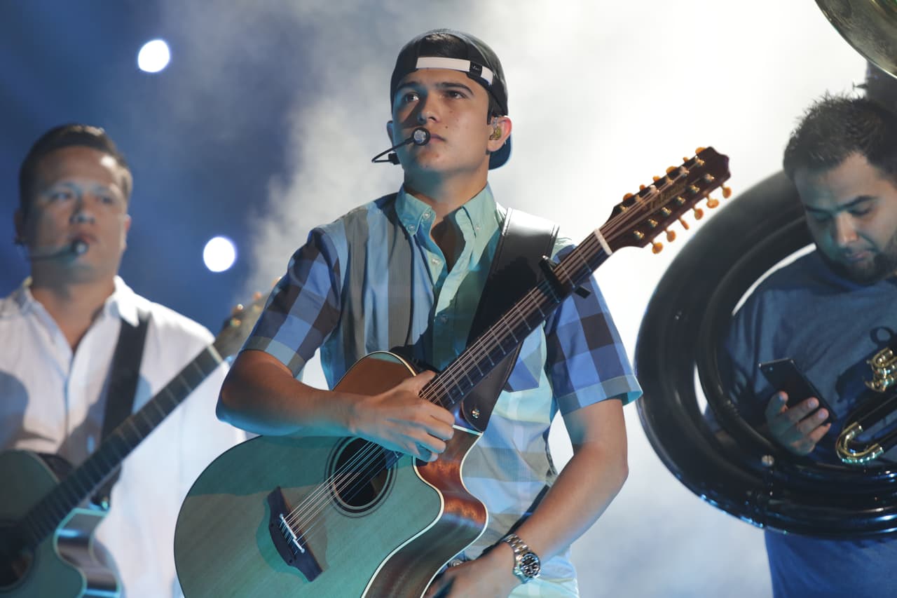 Junto a su grupo Los Plebes, Ulices practicó la canción que interpretará el próximo jueves en Premios Juventud.