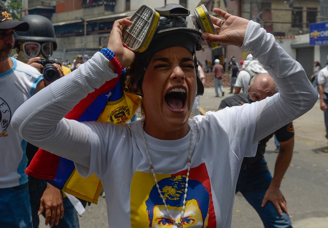 La esposa del opositor y preso político Leopoldo López, al frente de una protesta reprimida por la policía. 19 de abril de 2017.