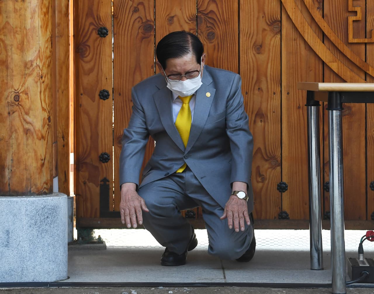 <b>Disculpas por la propagación en Corea del Norte (2 de marzo).</b> La iglesia Shincheonji de Jesús fue identificada por las autoridades como uno de los focos iniciales en ese país, causante de la menos la mitad de las 4,000 infecciones que tenían a principios de marzo. El 21 de febrero más de 400 miembros de la iglesia habían reportado síntomas y el líder de la secta arrodillo antes los medios para ofrecer disculpas.