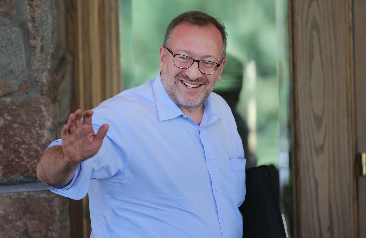 <b>Seth y Beth Klarman (Biden).</b> Según la investigación de Forbes, el inversionista y su esposa han distribuido millón y medio de dólares en super PACs del candidato demócrata, y dió 11,200 dólares directamente a la campaña. Su contribución total al partido supera los 6 millones, incluyendo el apoyo a Nancy Pelosi, presidenta de la Cámara de Representantes.