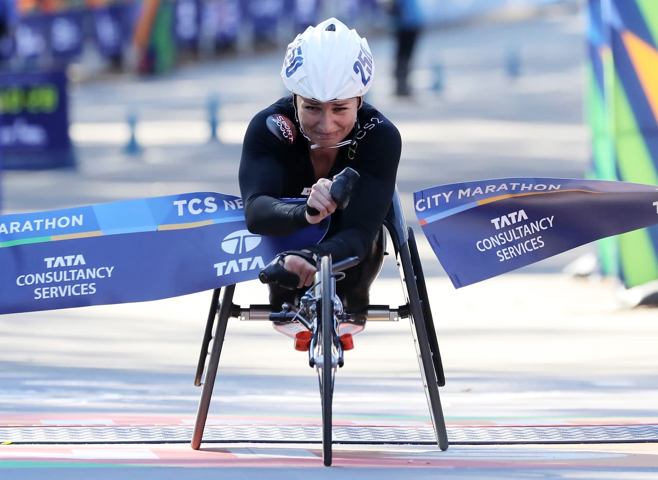 Manuela Schar, de Suiza, atraviesa la meta para lograr el primer puesto en la división femenina de sillas de ruedas durante el Maratón de Nueva York 2018.