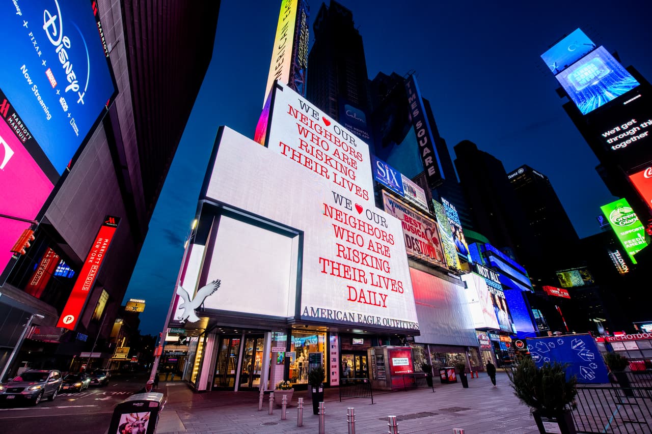 Un anuncio de la tienda American Eagle para honrar a los trabajadores médicos en Times Square, Nueva York. Esta cadena informó que ha recuperado el 95% de su volumen usual de ventas. En mayo, los empleadores añadieron 2,5 millones de puestos, un aumento inesperado que parece indicar que el mercado laboral ha tocado fondo.