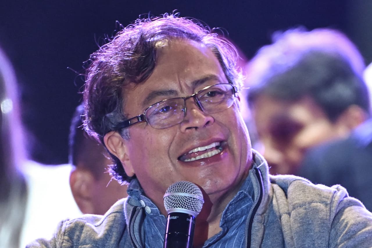 El candidato presidencial colombiano de izquierda, Gustavo Petro, en su acto de cierre de campaña en la plaza de Bolívar en Bogotá, Colombia, el 22 de mayo de 2022. Petro lidera las encuestas para las próximas 
<b>elecciones presidenciales del próximo 29 de mayo</b>.
<br>
<br>A una semana de las presidenciales en Colombia, la campaña se tensa en la recta final. Este domingo los candidatos terminan sus intervenciones en plaza pública, a la caza de los indecisos en un ambiente altamente polarizado. 
<br>