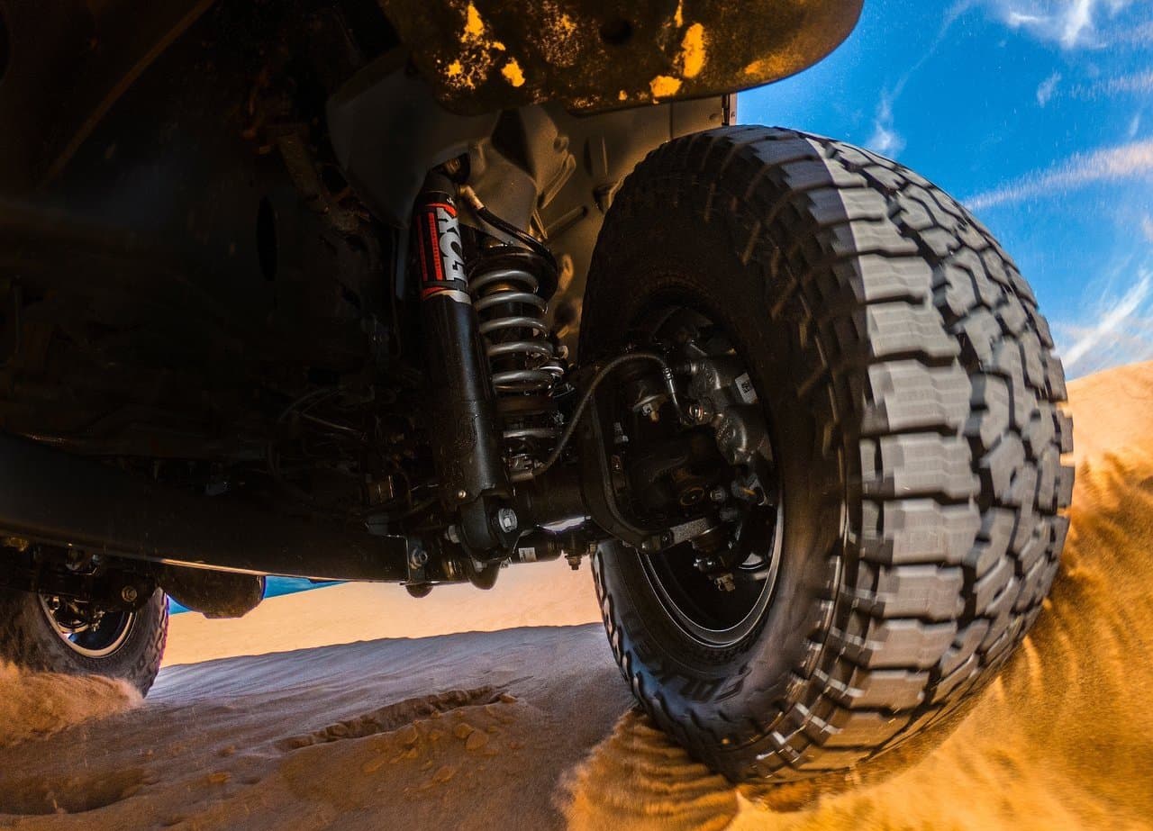 Para esto, Jeep ha reforzado el chasis y recurre a amortiguadores Fox de 2.5 pulgadas (6.35 centímetros) con depósitos externos. Así también, recibe de Fox parachoques hidráulicos delanteros y ha aumentado el recorrido de los principales para elevar en 1 pulgada (2.54 centímetros) la distancia al suelo.