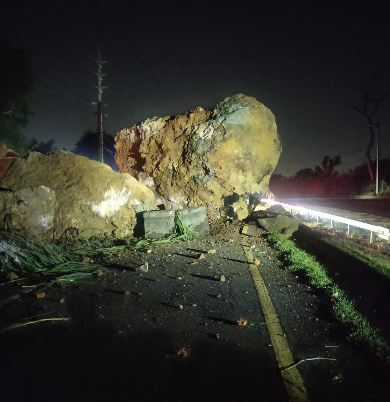 Derrumbe provoca que enorme roca cierre el paso de la carretera PR-6 en Bayamón