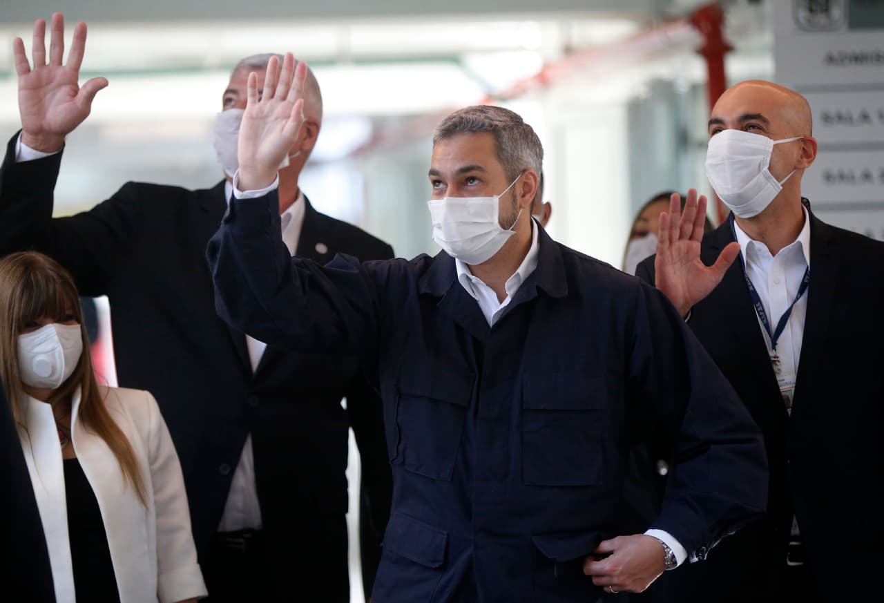 Mario Abdo Benítez, presidente de Paraguay, durante un recorrido por una nuevo centro de salud en la ciudad de Itagua. 22 de abril.