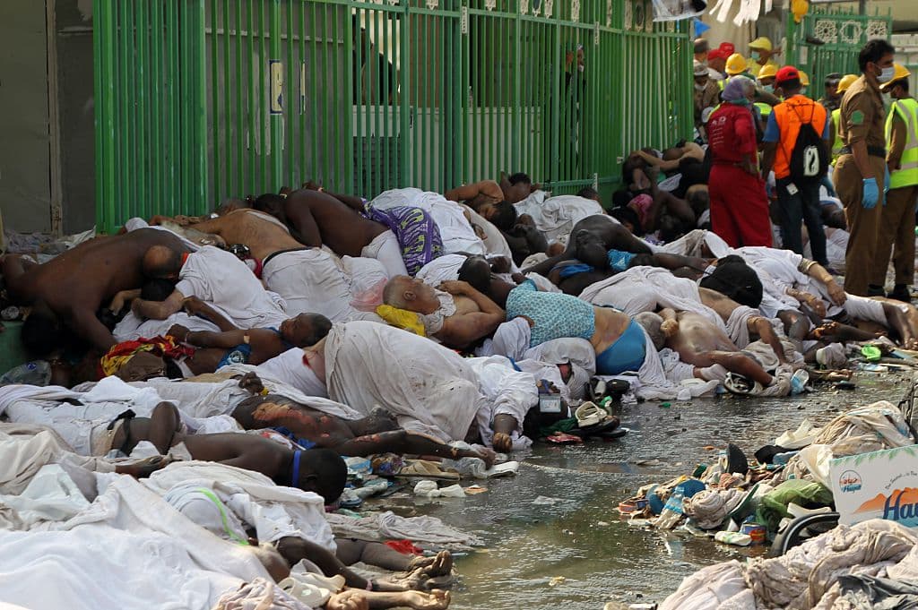 <h3 class="cms-H3-H3">1. La Meca: 2,300 muertos. </h3>
<br>
<br>El 24 de septiembre de 2015 
<a href="https://www.univision.com/noticias/como-ocurrio-la-estampida-que-dejo-717-muertos-y-863-heridos-cerca-de-la-meca-video">una gigantesca estampida cerca de La Meca</a>, durante la peregrinación inaugural, causó 2,300 muertos, la catástrofe más mortífera de la historia de esa práctica religiosa, en la que ya han ocurrido varios eventos similares.
<br>
<br>Peregrinos explicaron que la estampida se produjo por el cierre de una carretera y la mala gestión del flujo de fieles por las fuerzas de seguridad. Irán, que perdió a 464 de sus fieles, criticó a Arabia Saudita por la defectuosa organización del evento.
<br>