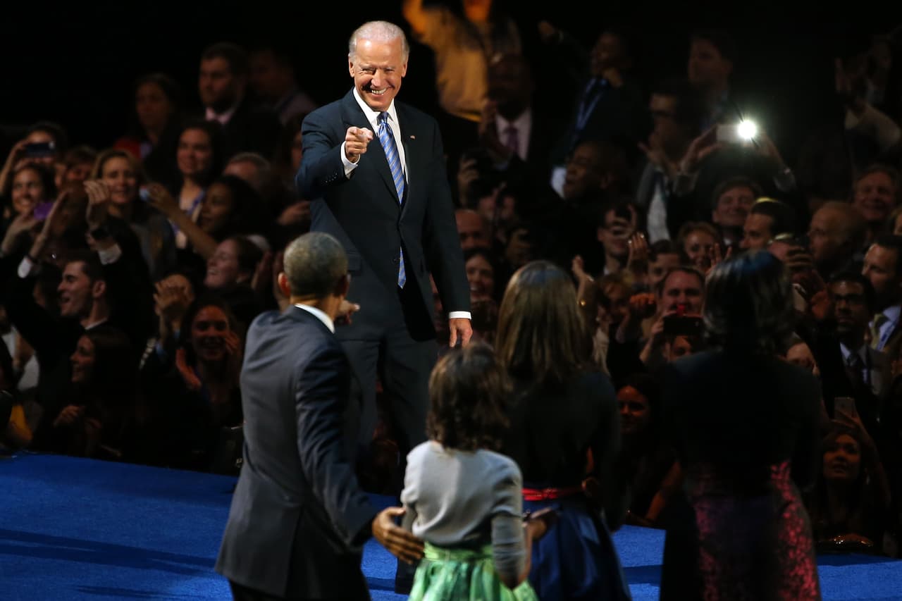 El 6 de noviembre de 2012 la fórmula Obama-Biden ganó la reelección, esta vez a los republicanos Mitt Romney y Paul Ryan. En la fotografía la celebración de la victoria en Chicago, Illinois. 
<br>