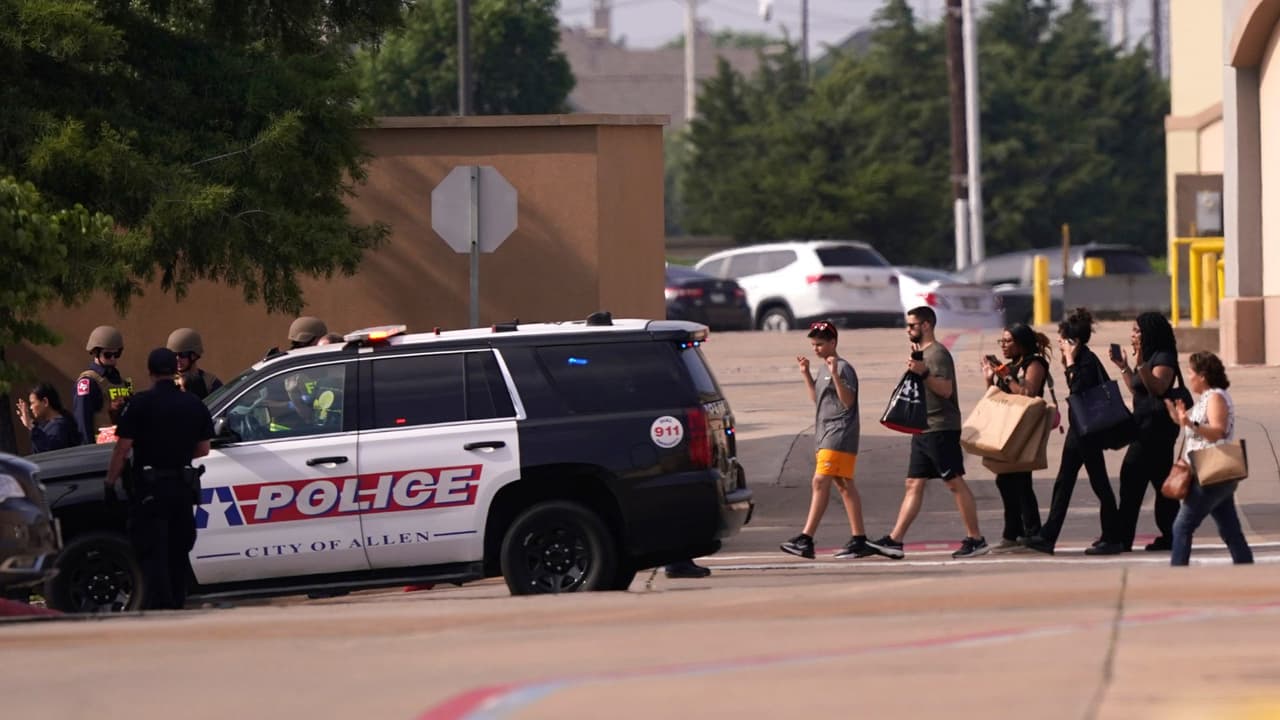 Fue a las 3:36 pm que 
<b>el atacante, quien vestía uniforme de policía, </b>
<a href="https://www.univision.com/local/dallas-kuvn/captan-en-video-a-sospechoso-armado-cuando-llega-y-abre-fuego-en-centro-comercial-de-texas-video" target="_blank">bajó de su auto y abrió fuego</a> contra los paseantes frente a una tienda H&M. “Se escucharon más de 100 detonaciones”, dice Flores. Entre las víctimas hay niños de 5 años y personas de 61 años, informó la policía de Allen.