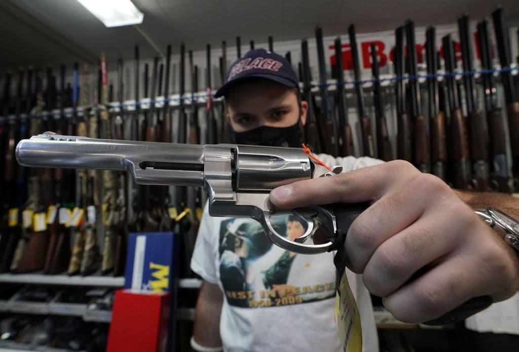 En medio de ola de tiroteos, la Corte Suprema anula ley de Nueva York que restringía el porte de armas
