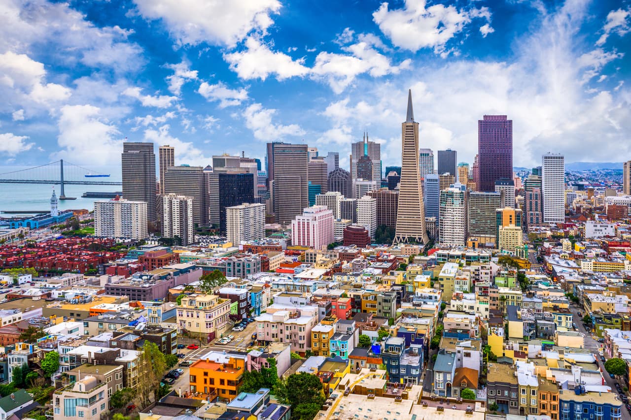 <b>Puesto 8. San Francisco: 48 multimillonarios (empate)</b>
<br>
<br>Crecimiento en 2021: 11 nuevos multimillonarios
<br>
<br>Patrimonio neto de los multimillonarios de la ciudad: 190,000 millones de dólares
<br>
<br>Residente más rico: Dustin Moskovitz (17,800 millones de dólares de patrimonio) 
<br>
<br>Entre los nuevos millonarios de esta ciudad californiana se encuentran Apoorva Mehta (fundador de Instacart) y Tony Xu (fundador de DoorDash), creadores de dos compañías de entrega de alimentos beneficiadas por la pandemia. Los tres cofundadores de Airbnb están entre los cinco más adinerados de esta urbe y el más rico es uno de los fundadores de Facebook.