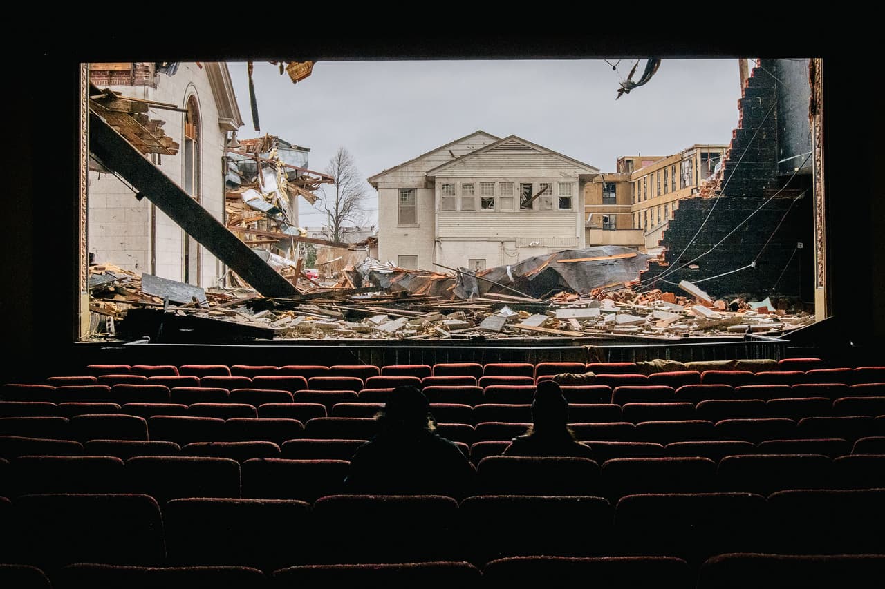 <b>Tornados devastadores en seis estados del centro de Estados Unidos.</b>
<br>
<br>Una serie de tornados azotaron los estados Mississippi, Arkansas, Missouri, Kentucky, Tennessee e Illinois, el 10 de diciembre. El Servicio Nacional de Meteorología registró al menos 41 tornados, incluidos 16 en Tennessee y ocho en Kentucky, el estado más afectado. 
<a href="https://www.univision.com/noticias/estados-unidos/tornado-muerte-kentucky-arkansas-hogar-de-ancianos-illinois-amazon"><u>La tragedia dejó más de 90 fallecidos</u></a>. 
<br>
<br>La fotografía fue tomada desde el interior de un cine en Mayfield, Kentucky.
<br>