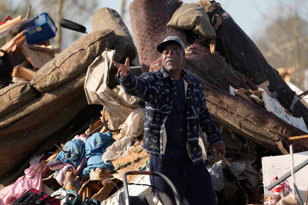 Los tornados arrasaron decenas de edificios, dejando una huella devastadora en la comunidad rural de Rolling Fork, cuyo alcalde declaró: “Mi pueblo ha desaparecido”.