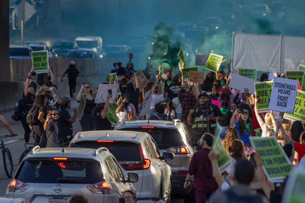 “Las mujeres antes de nosotras pelearon mucho por esto y ahora nosotros tener que pelear otra vez, no debería estar pasando”, dijo Maria Fernanda, otra de las manifestantes.