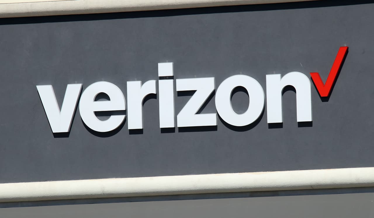 <b>Puesto 9. Verizon</b>
<br>
<br>Valor de la marca en 2021: 68,900 millones de dólares.
<br>
<br>Cambio en el valor de la marca de 2020 a 2021: +8.2% (+5,200 millones de dólares).
<br>
<br>Sector: telecomunicaciones.
<br>
<br>País: Estados Unidos.
<br>
<br>Verizon tiene una mayor participación en el mercado de operaciones de redes de teléfonos inteligentes de Estados Unidos que cualquier otra marca, con más del 40%.
<br>