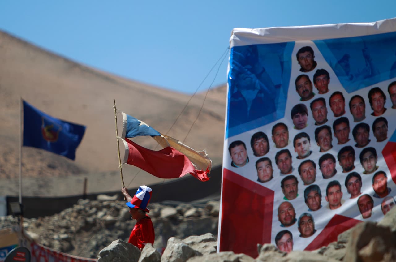 <b>Rescate de los mineros chilenos:</b> El derrumbe de la mina San José, al noroeste de la ciudad de Copiapó, se produjo el jueves 5 de agosto de 2010. 
<a href="https://www.univision.com/noticias/noticias-de-latinoamerica/rescate-minero-en-chile-fotos">33 mineros</a> quedaron atrapados a más de 720 metros de profundidad (2,362 pies). Tras 17 intensos días de trabajo para encontrarlos, se tuvo conocimiento de que seguían vivos. Comenzaba ahí la larga tarea de perforar una vía que permitiera sacarlos a la superficie. 69 días después del accidente, 
<a href="https://www.univision.com/noticias/noticias-de-latinoamerica/rescate-minero-en-chile-fotos">el primer minero era rescatado</a> en una operación que capturó la atención del mundo y fue seguida en vivo por más de mil millones de personas.