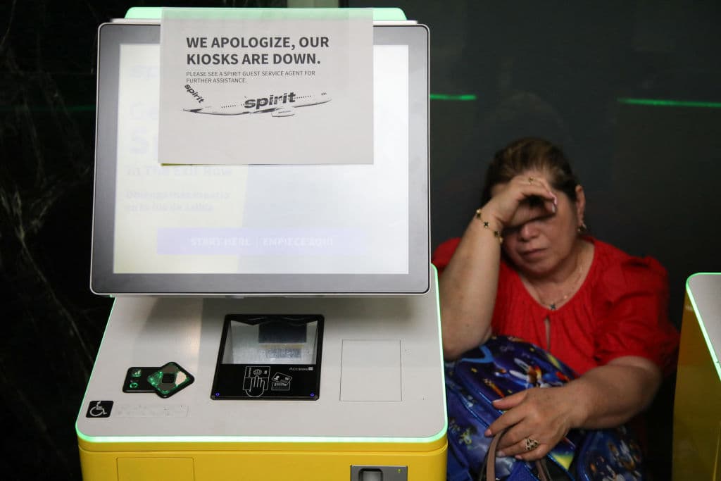 Los quioscos para registrarse como pasajero de 
<b>Spirit Airlines</b>, por ejemplo, no funcionaban en LaGuardia, evidenciando la dificultad en las comunicaciones, provocada por "un defecto" en una actualización de Microsoft 365.