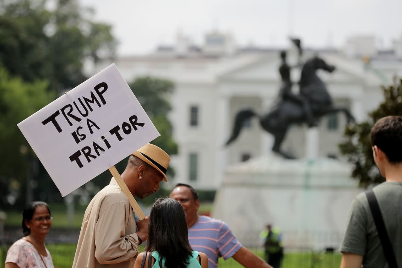 El rap y el reguetón sonaron desde grandes altavoces en la plaza Freedom mientras cientos de contra manifestantes se congregaban bajo el calor abrasador a pocas cuadras de la plaza Lafayette. TRas la protesta de 2017 en Charlottesville, el presidente Donald Trump culpabilizó a ambos bandos de la violencia que se generó. Aunque desde el sábado condenó cualquier tipo de racismo, los manifestantes el domingo le dedicaron una pancarta: 
<b>"Trump es un traidor",</b> se lee en ella.